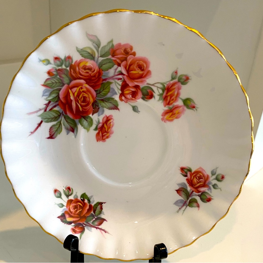 EUC VTG ROYAL ALBERT CENTENNIAL ROSE SAUCER